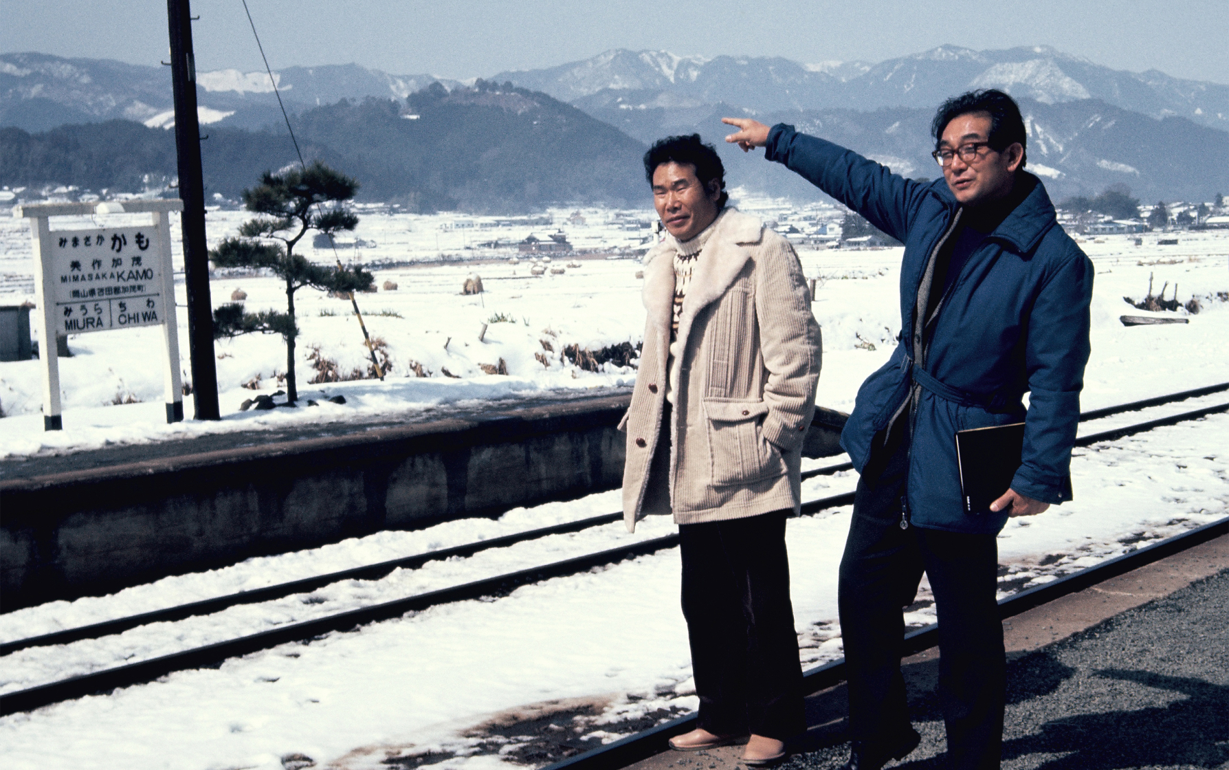 映画『八つ墓村』(77)撮影時の1枚　右から野村芳太郎、渥美清