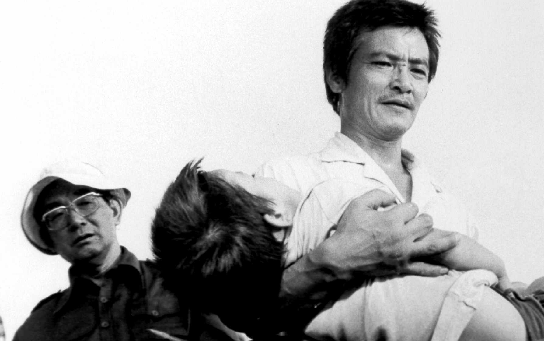 映画『鬼畜』(78)撮影風景　左から野村芳太郎、緒形拳
