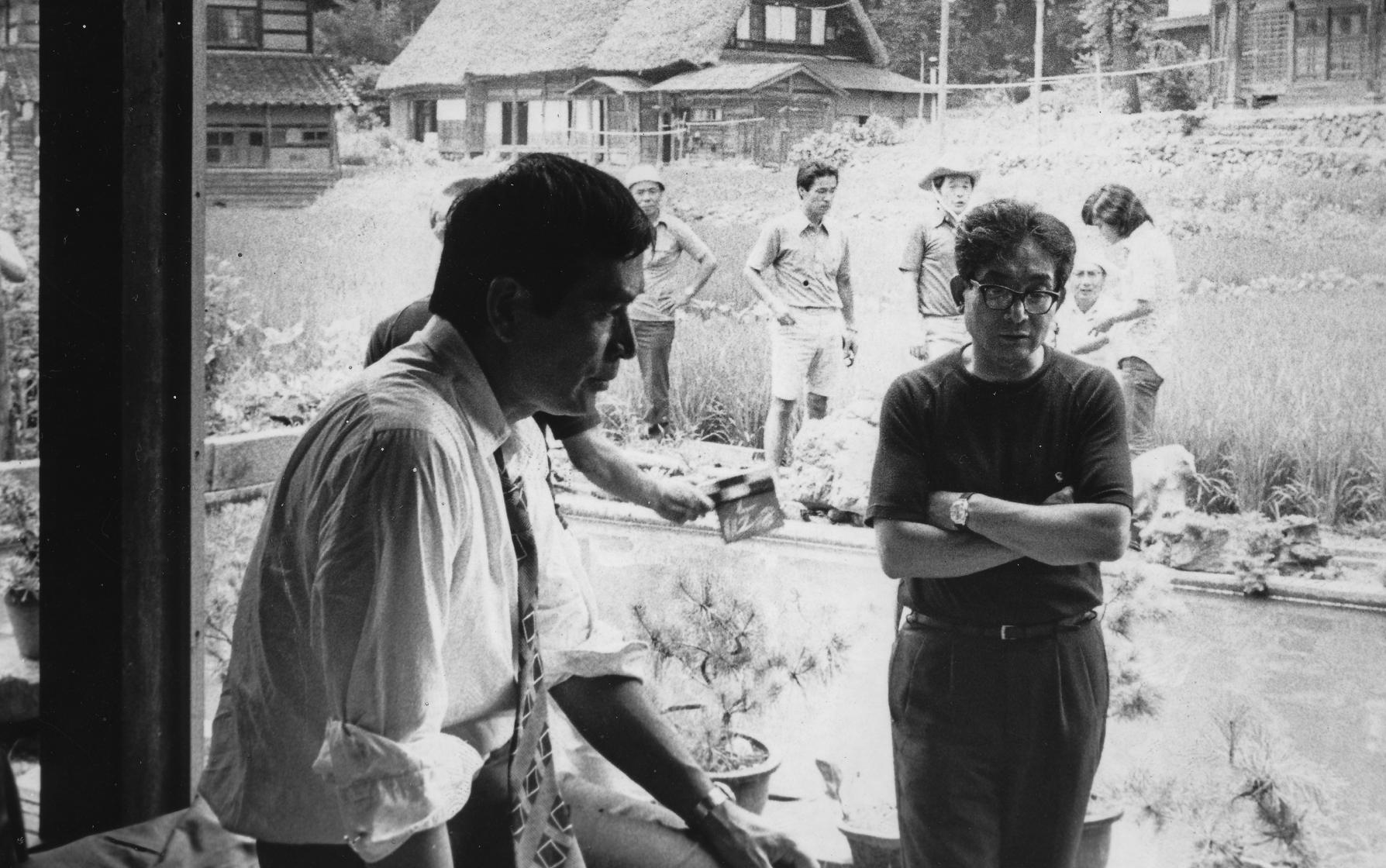 映画『砂の器』(74)撮影風景　左から丹波哲郎、野村芳太郎