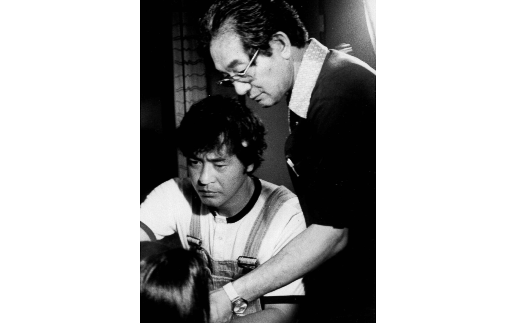 映画『震える舌』(80)撮影風景　左から渡瀬恒彦、野村芳太郎