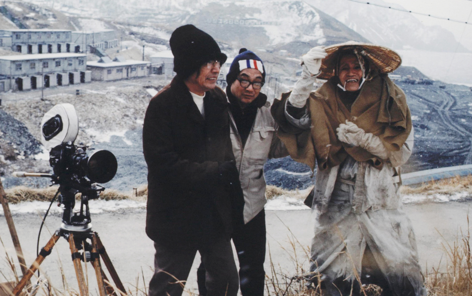 映画『砂の器』(74)撮影風景　右から加藤嘉、野村芳太郎、橋本忍